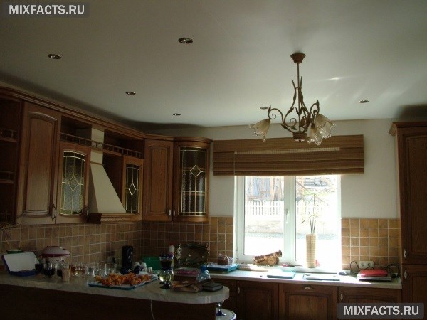 Какие натяжные потолки лучше для кухни, матовые или глянцевые?