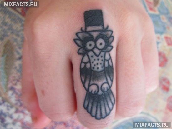 татуировка сова на пальце