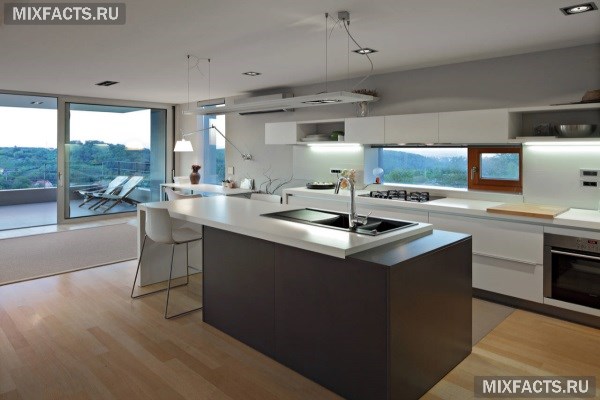 Дизайн кухни с выходом на балкон
