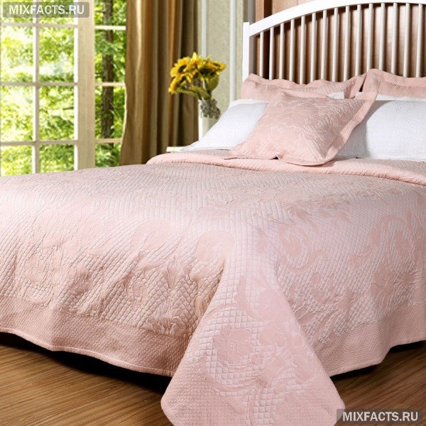 Как правильно выбрать покрывало для спальни по фактуре и цвету?