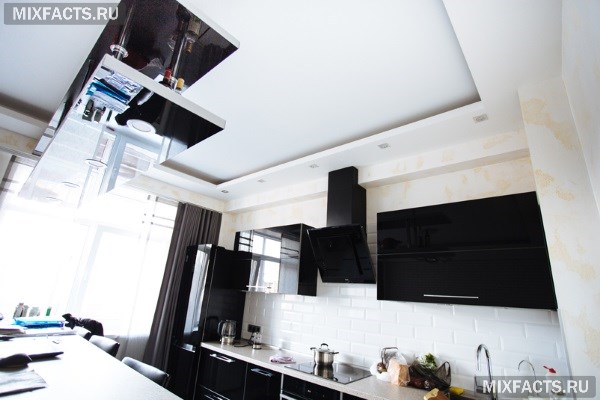 Какие натяжные потолки лучше для кухни, матовые или глянцевые?