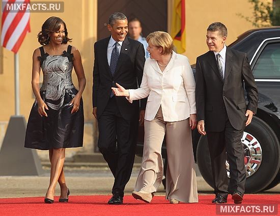 Ангела Меркель в светлых брюках