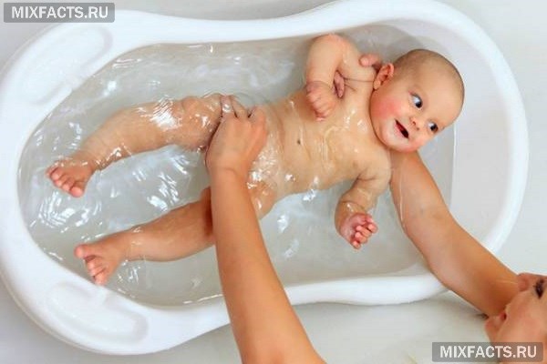 Как подмывать новорожденного ребенка правильно?