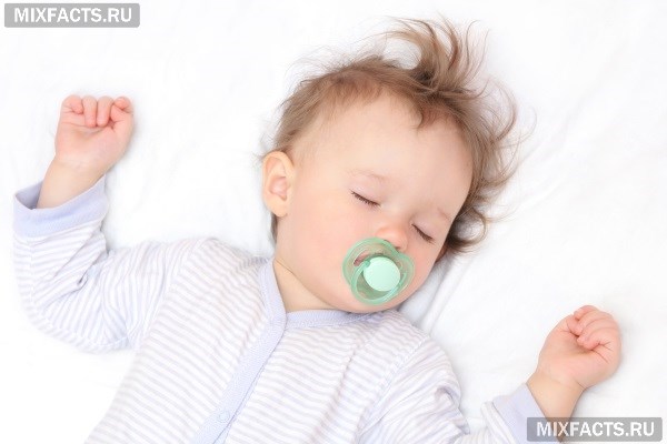 Почему ребенок вздрагивает во сне?  