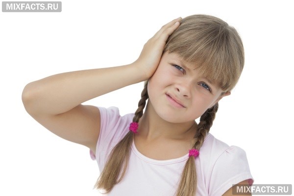 Ребенок жалуется на боль в ухе что делать, чтобы помочь?  