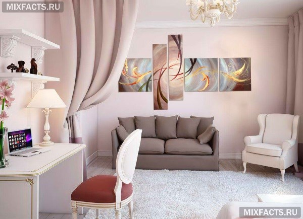 Модульные картины в интерьере гостиной над диваном
