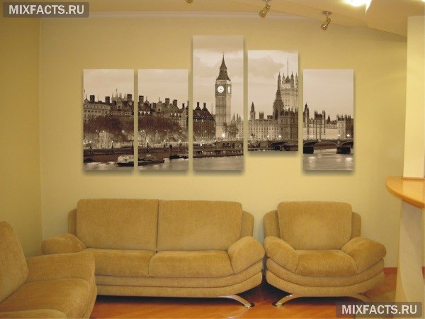 Модульные картины в интерьере гостиной над диваном