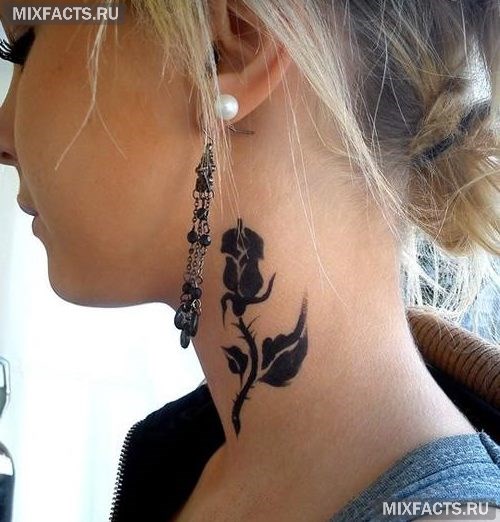 татуировка роза черная на шее